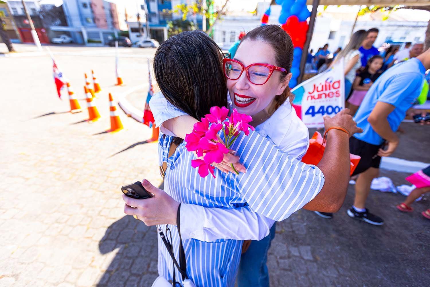 Júlia Nunes durante atividade de campanha em Maceió